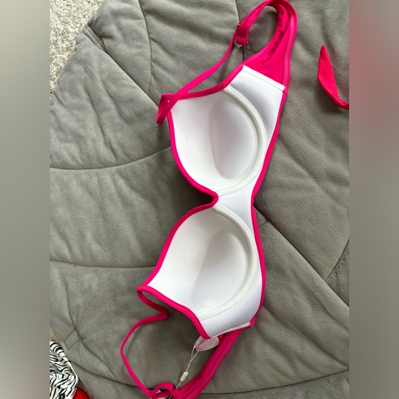 Pink bikinis - Picture 7 of 8